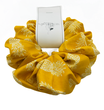 Load image into Gallery viewer, MAUI PINEAPPLE - YELLOW GOLD SCRUNCHIE HAIR TIE
